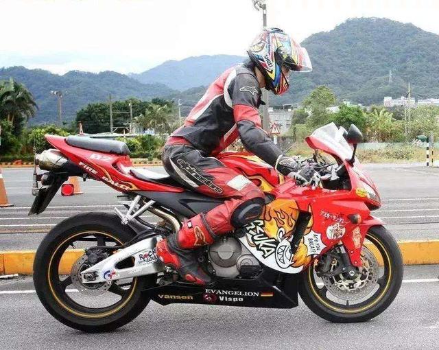 摩托车刹车时,到底是前刹安全还是后刹安全?