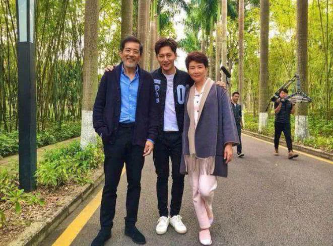 72岁秦汉近照，单身36年了，还是很帅气