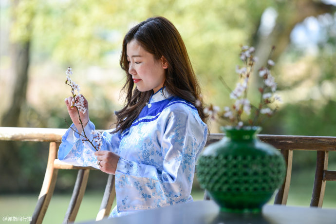 一棵老樟树守护<a href='http://travel-sina-com-cn.abcpastor.com/shangrao_wuyuan-lvyou/?from=b-keyword' target='_blank'>婺源</a><a href='http://travel-sina-com-cn.abcpastor.com/shangrao_yantian_13024-lvyou/?from=b-keyword' target='_blank'>严田</a>古村1600多年,如今成为该村旅游形象代言