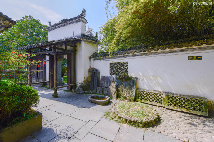 一棵老樟树守护<a href='http://travel-sina-com-cn.abcpastor.com/shangrao_wuyuan-lvyou/?from=b-keyword' target='_blank'>婺源</a><a href='http://travel-sina-com-cn.abcpastor.com/shangrao_yantian_13024-lvyou/?from=b-keyword' target='_blank'>严田</a>古村1600多年,如今成为该村旅游形象代言