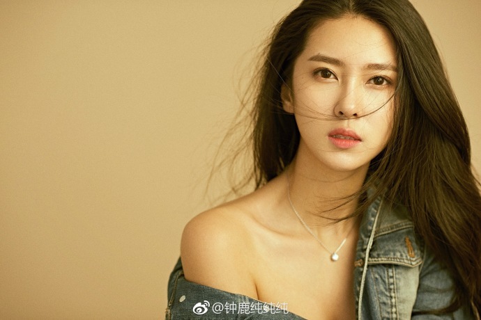 刘晓宇前女友钟鹿纯又成焦点晒性感睡衣照一点暴露出择偶标准