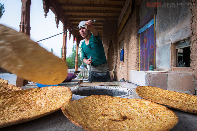 传说中的<a href='http://travel.sina.com.cn/xinjiang-lvyou/?from=b-keyword' target='_blank'>新疆</a>库车大馕,车轮大的馕4元一个