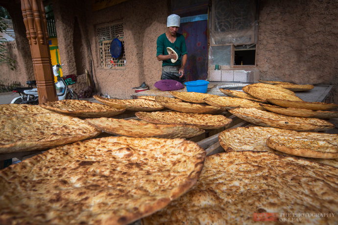 传说中的<a href='http://travel.sina.com.cn/xinjiang-lvyou/?from=b-keyword' target='_blank'>新疆</a>库车大馕,车轮大的馕4元一个