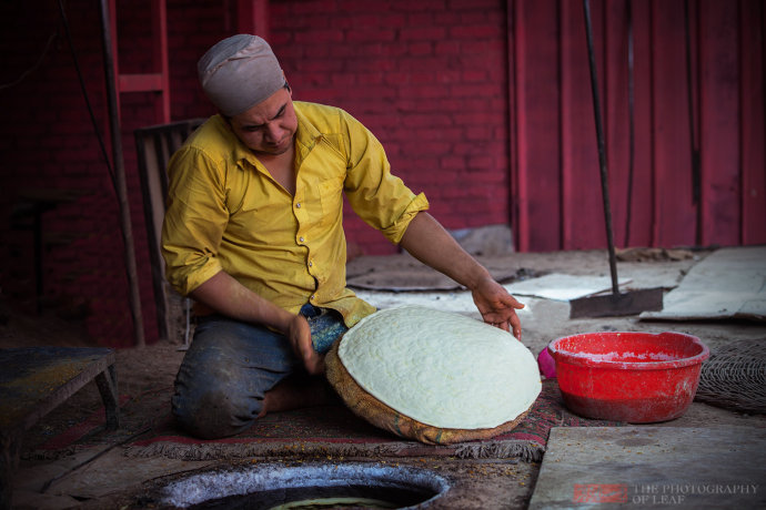 传说中的<a href='http://travel.sina.com.cn/xinjiang-lvyou/?from=b-keyword' target='_blank'>新疆</a>库车大馕,车轮大的馕4元一个