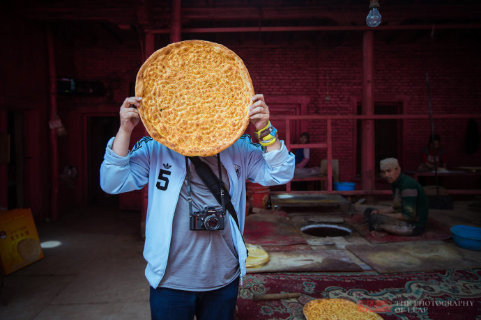传说中的<a href='http://travel.sina.com.cn/xinjiang-lvyou/?from=b-keyword' target='_blank'>新疆</a>库车大馕,车轮大的馕4元一个