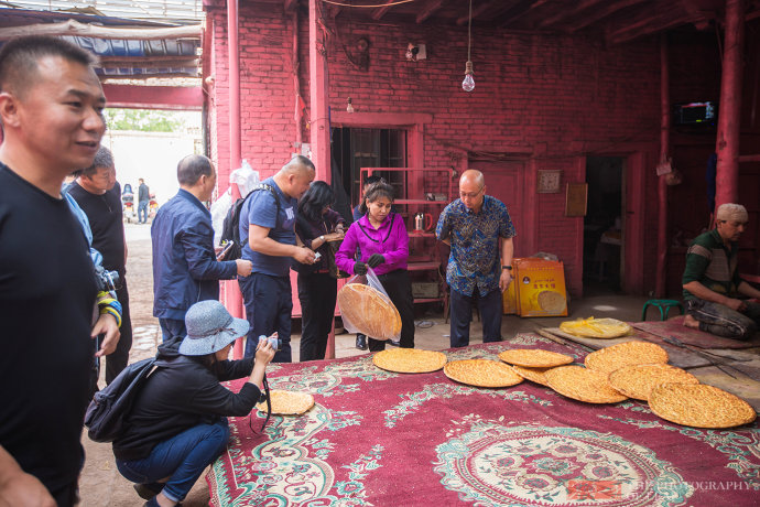 传说中的<a href='http://travel.sina.com.cn/xinjiang-lvyou/?from=b-keyword' target='_blank'>新疆</a>库车大馕,车轮大的馕4元一个