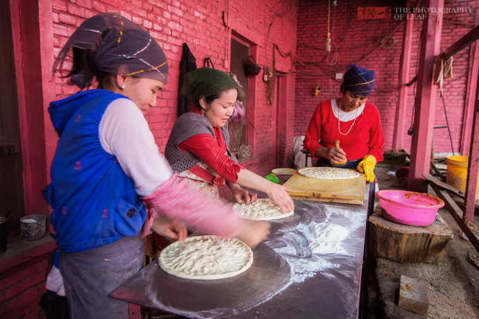 传说中的<a href='http://travel.sina.com.cn/xinjiang-lvyou/?from=b-keyword' target='_blank'>新疆</a>库车大馕,车轮大的馕4元一个