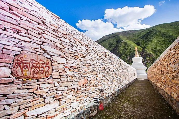 26亿块石头堆砌而成的世界最大祈福许愿之地,石头数量竟然还在不断增加