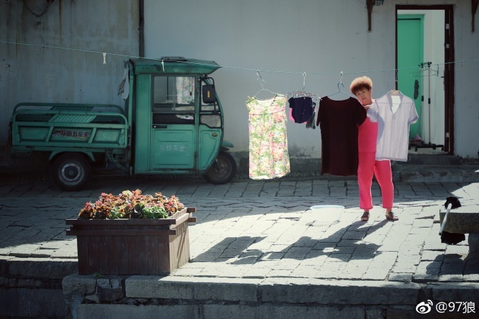 同里古鎮(zhèn)，小船慢慢地前行