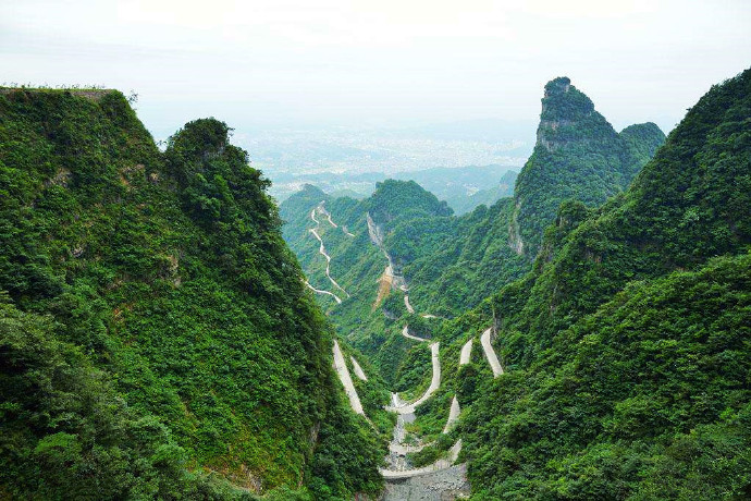 被称为“通天大道”的张家界天门山盘山公路