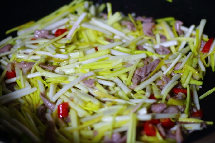 一分钟就学会的蒜黄炒肉,做法简单又美味,特别适合上班簇 一分钟就学会的蒜黄炒肉,做法简单又美味,特别适合上班簇