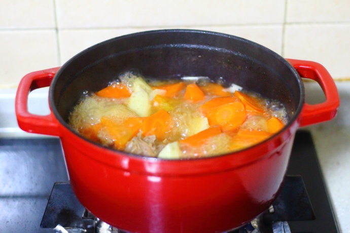 胡萝卜山药炖牛腩,又鲜又嫩,好吃不柴,惊蛰后最好的强身健体菜 胡萝卜山药炖牛腩,又鲜又嫩,好吃不柴,惊蛰后最好的强身健体菜