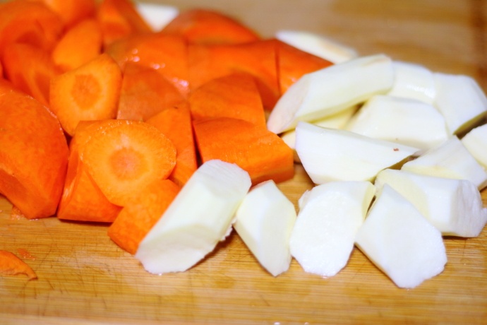 胡萝卜山药炖牛腩,又鲜又嫩,好吃不柴,惊蛰后最好的强身健体菜 胡萝卜山药炖牛腩,又鲜又嫩,好吃不柴,惊蛰后最好的强身健体菜