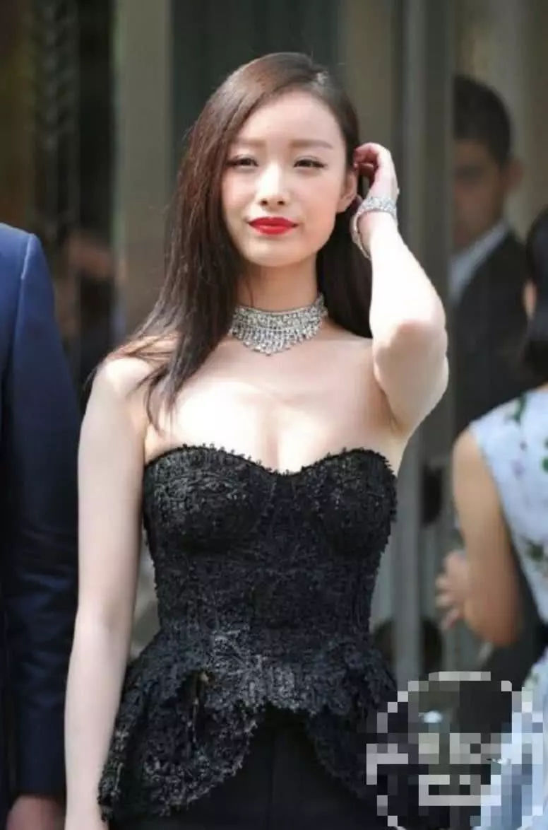 倪妮30岁了,现在的她身材微微发福上身暴涨