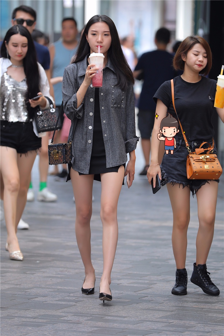 街拍:极品长腿高跟短裙美女,完美腿型没有一丝瑕疵
