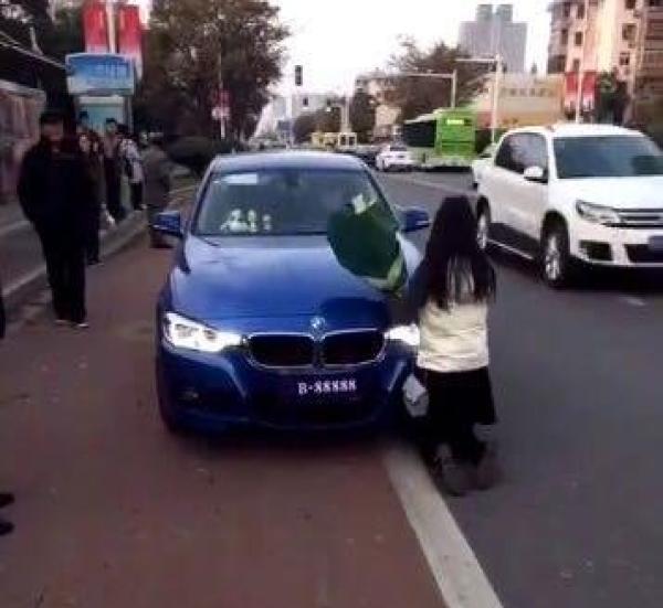美女跪地向宝马男求婚，男子连车窗都没开，结果女子做法让人无语