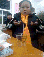 「搞笑gif动图」城里的媳妇没有见过猪,和猪较上劲了