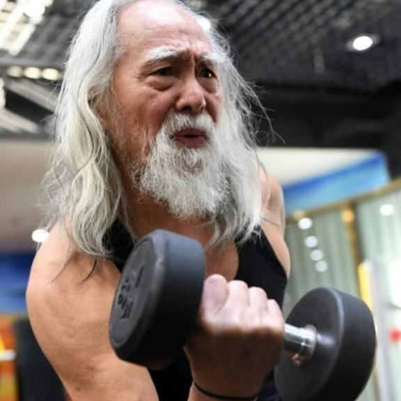 他被称为"最帅老头",82岁一身肌肉,76岁的老婆长腿惹人羡