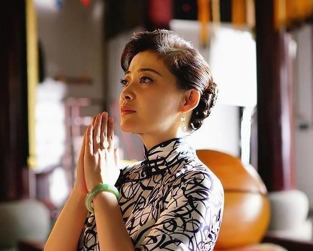 穿上旗袍的梅婷太美了,不仅耐看又大气,网友:古典的美更耐看!