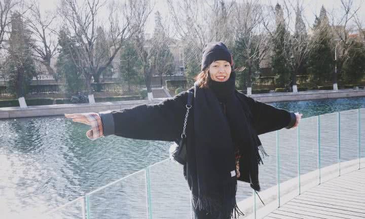 刘雯最新河边街拍美照,分享冬季保暖又时尚的穿搭