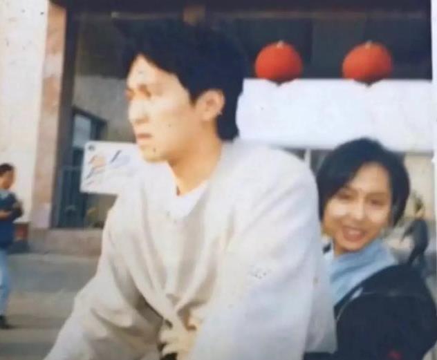 我们都错了,24年前周星驰自行车后座上的女孩不是蓝洁瑛,而是她