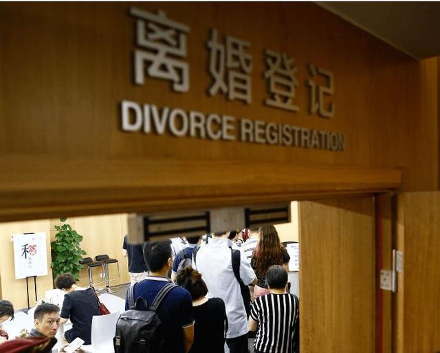 新来的性感保姆一天洗三次澡，觉得不对劲，扒开门缝后决定离婚