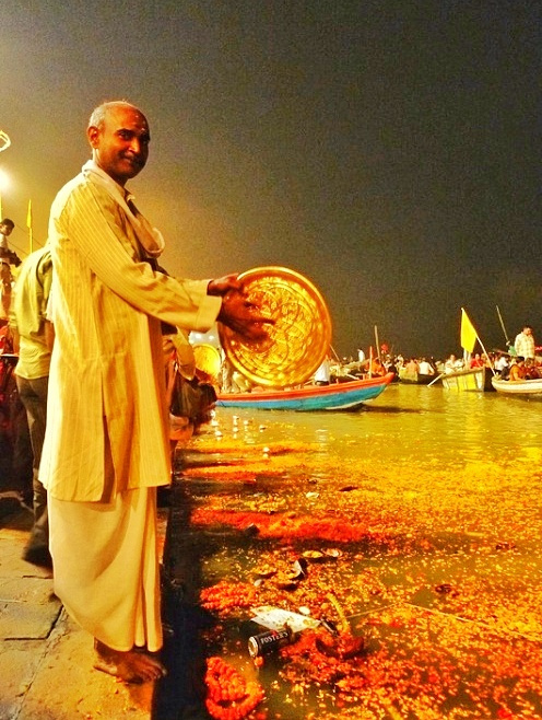 印度春晚,象征平等之恒河边的集体狂欢,关键步骤还是