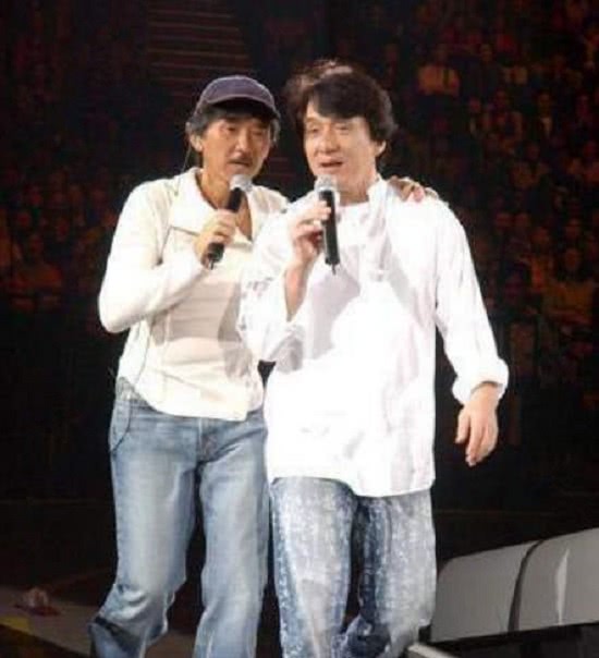 林子祥男儿当自强,台下成龙热血澎湃开口随唱,网友:宝