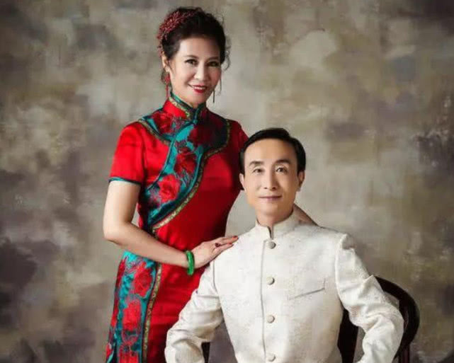 61岁巩汉林全家福,儿子长相随爸爸,儿媳同公公