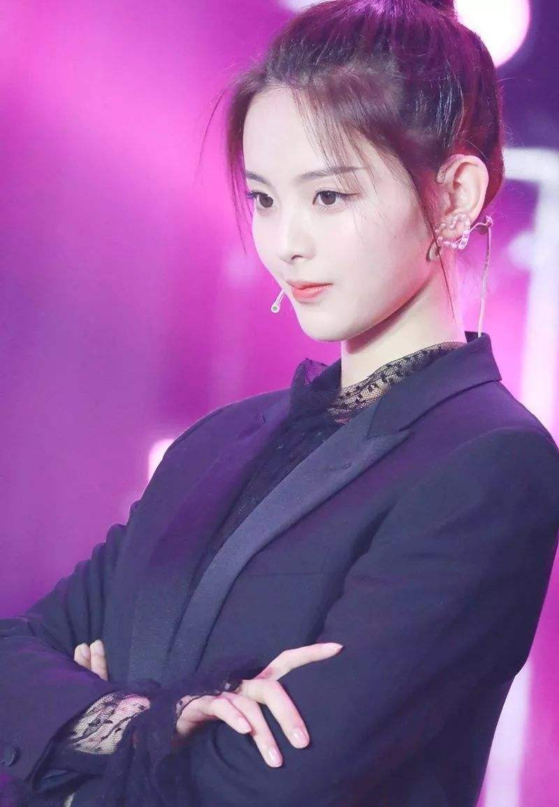 叫姐姐已经过时,看杨超越让王源叫她的称呼,才