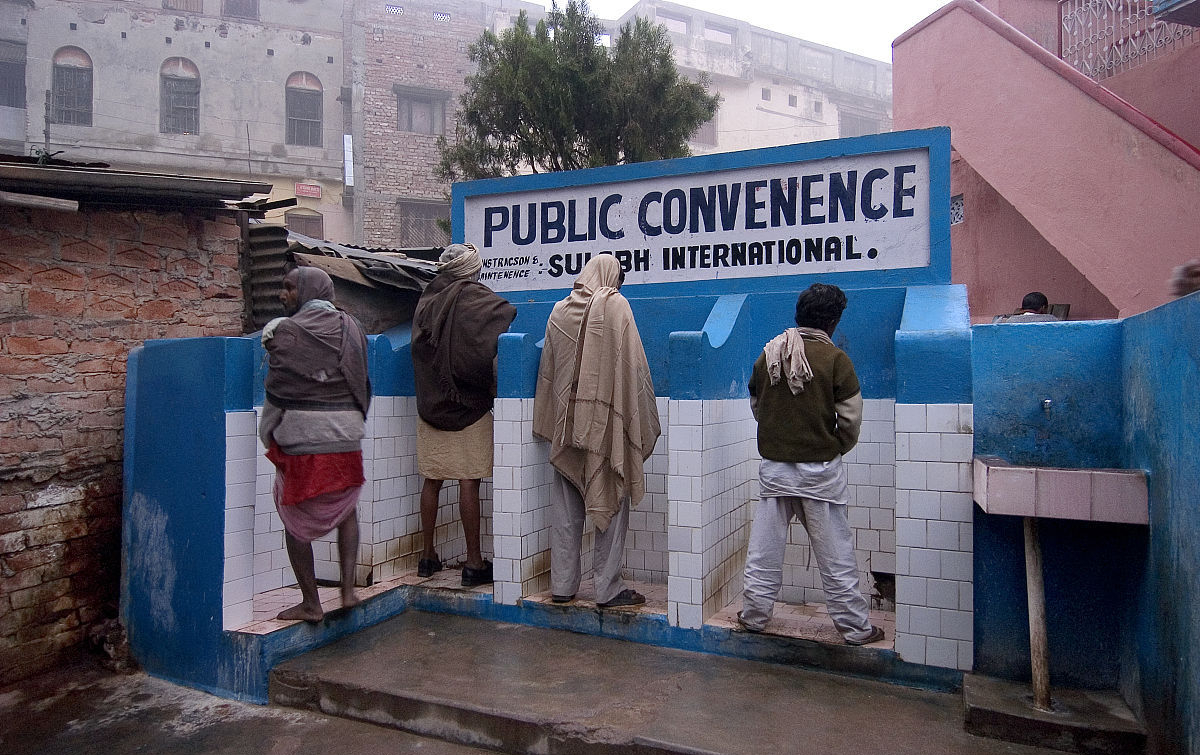 印度厕所露天居多,那印度女性怎么办呢?真实情况让人心痛