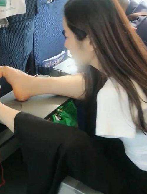 小姐姐乘坐高铁旁若无人脱鞋,男子一个行为,女子醒来后不淡定了
