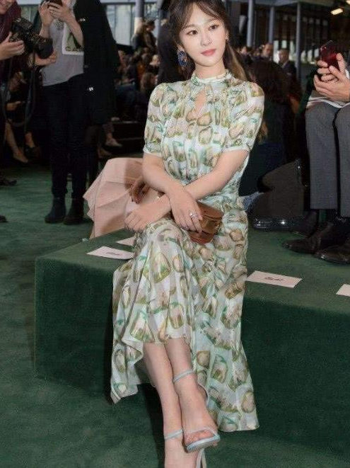 杨紫真敢玩!唱好嗨呦奇丑无比,网友:太有意思