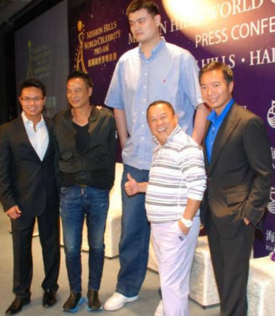 姚明和别人合影图片