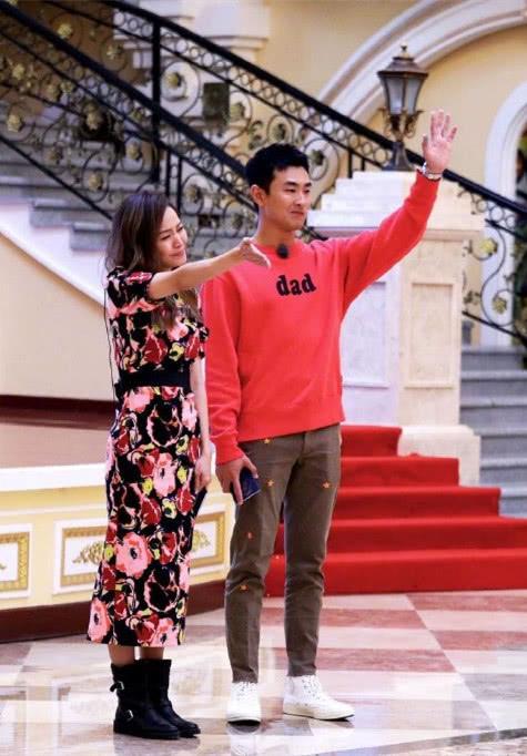 41岁的侯佩岑看不出老,穿红色短袖配公主裙,美得很年轻! 41岁的侯佩岑看不出老,穿红色短袖配公主裙,美得很年轻!