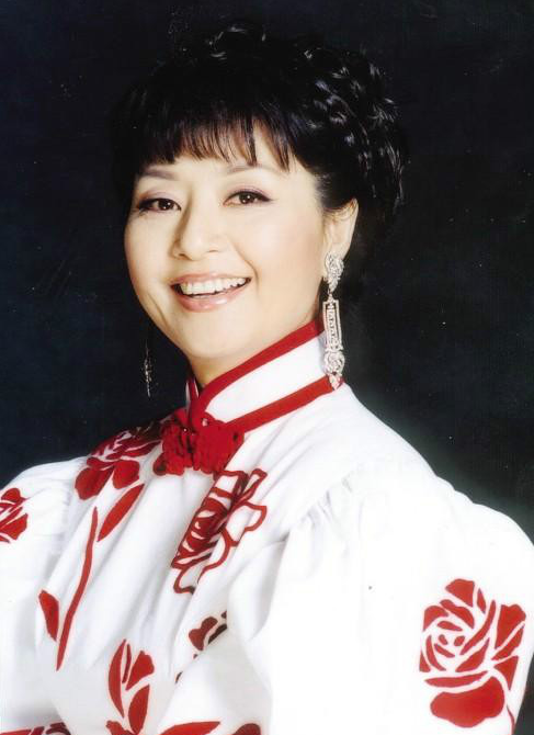 殷秀梅二婚丈夫是个法国贵族，对她疼爱有加，当下63岁新人生快