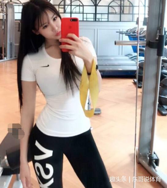 完美的打底裤美女,小姐姐展现极致身材!