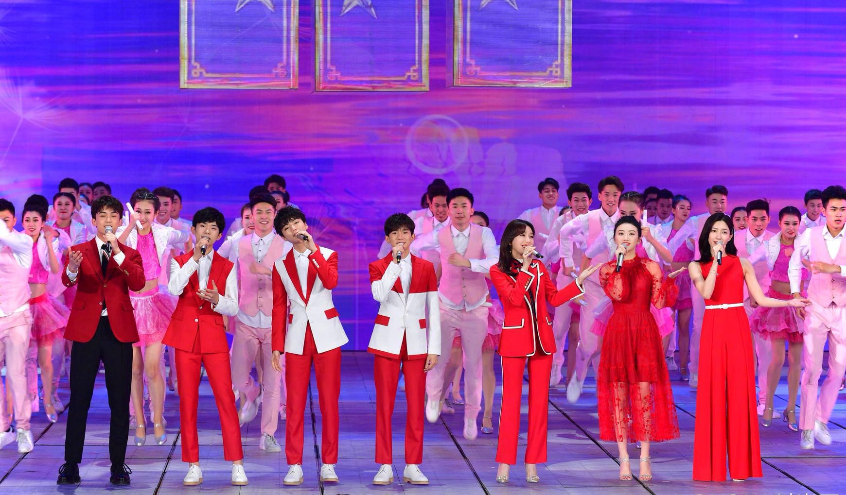 秦岚景甜江疏影三女神春晚同台,都穿中国红服