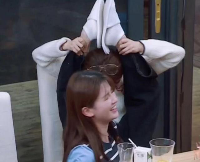 杨紫为证明柔韧度,节目中掰腿并举过头顶,真是性格好还玩的开