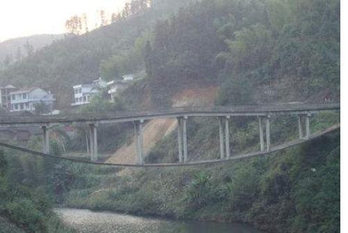 湖南的淘金大橋，沒有橋墩支撐的大橋，是什么樣子