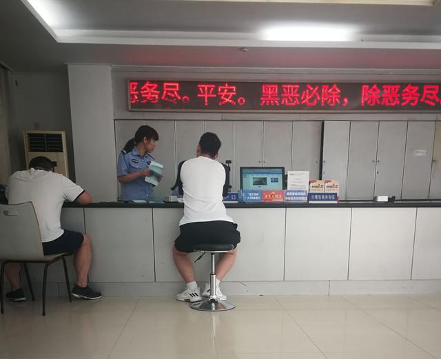 (上图为航海东路派出所办事大厅内,柜台玻璃已拆除)