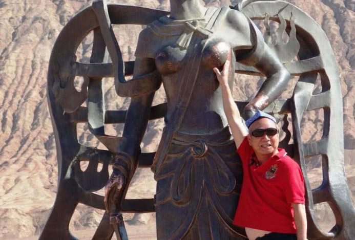 火焰山铁扇公主铜像被游客“摸得”闪闪发亮,画面不忍直视!!