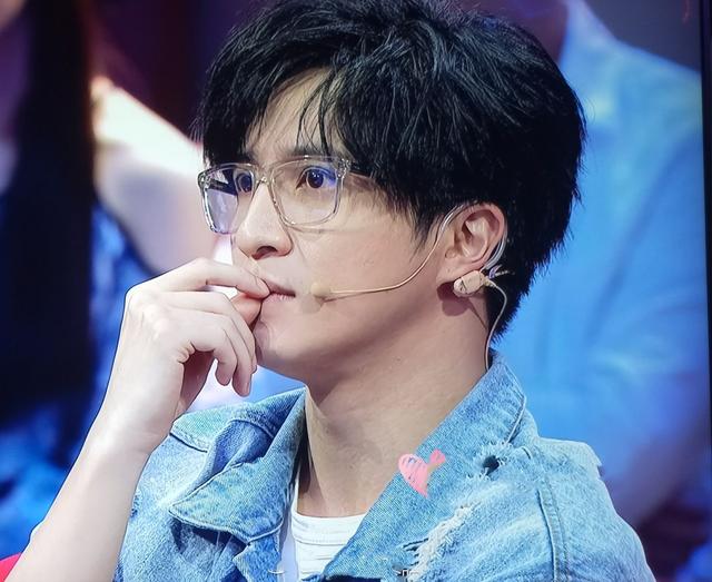 薛之谦近期浮夸造型曝光,网友:这是要致敬陈志朋?