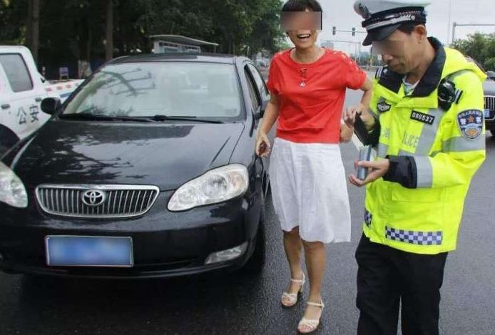 开车穿什么鞋最危险?高跟鞋仅能排第二,第一名出乎意料