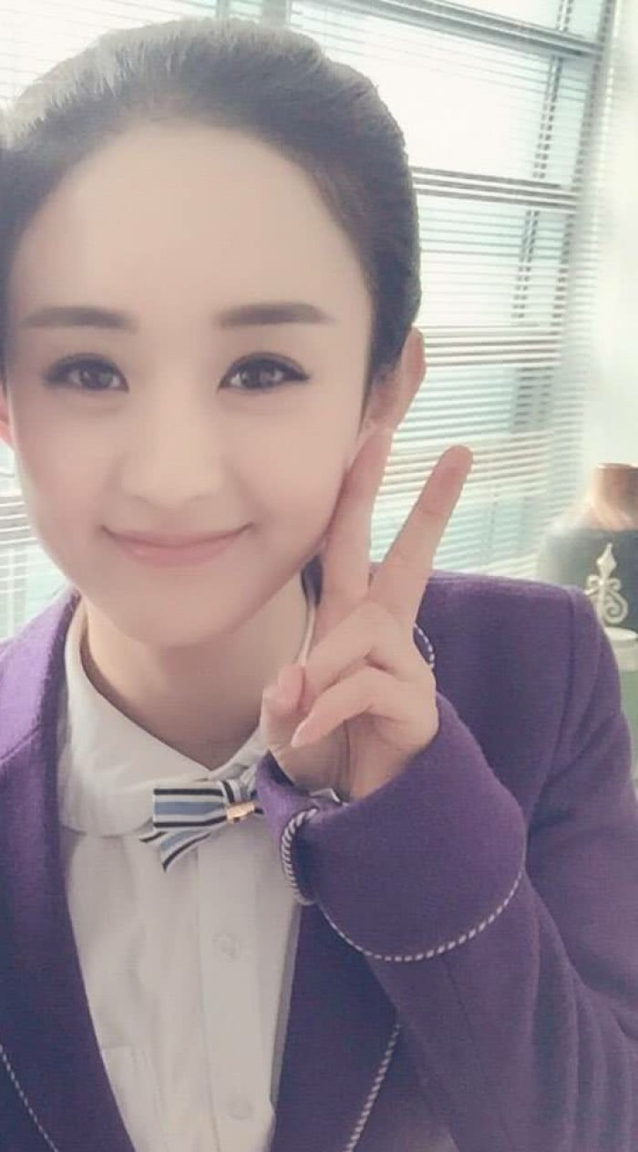 赵丽颖现身机场,怀孕6月左右,身材发胖,与助理