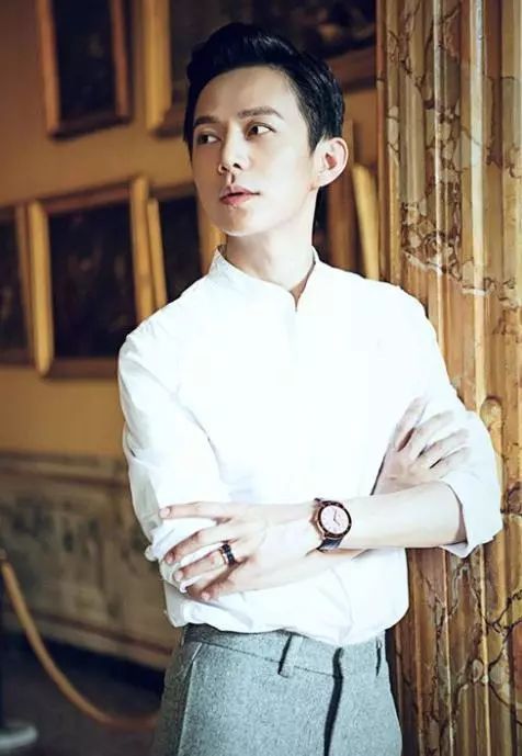 未婚男星如何戴戒指?鹿晗喜欢戴无名指,胡歌戴法最讲究!