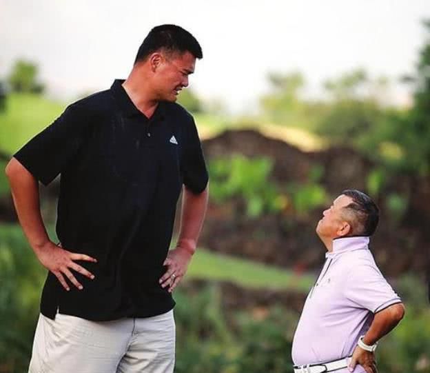 姚明和别人合影图片