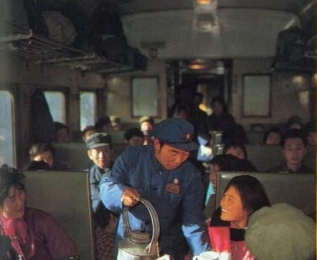 图为80年代的绿皮火车内景,当时的乘务员服装都还没变.