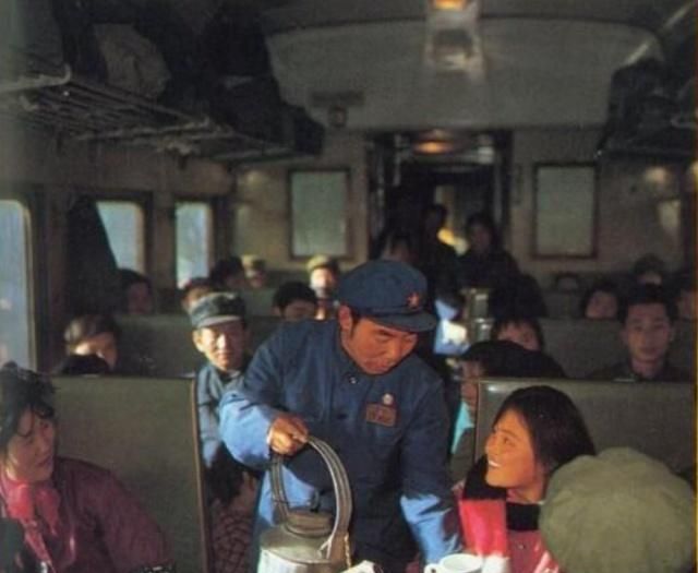 图为80年代的绿皮火车内景,当时的乘务员服装都还没变.