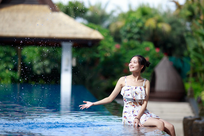 沐浴在蔚蓝之中的美女,是这个清晨最美的画面